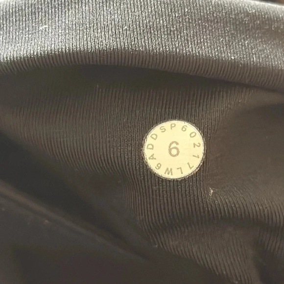Lululemon 6 Train Times Crop (17") Black great pre owned condition, mesh detail - Picture 8 of 13